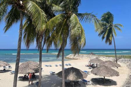 St.Bran's Burg Apartamento | Ultra Modern 2BR Penthouse, Sleeps 5, Beach Front, Pool, Roof Patio, Montego Bay