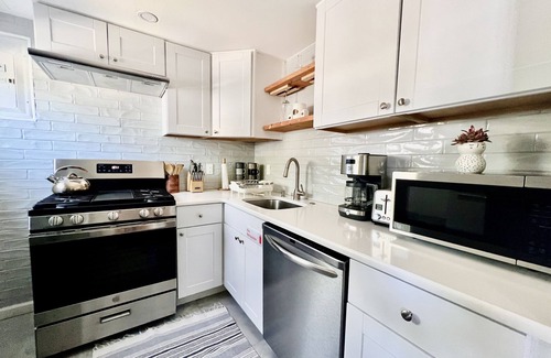 Cape May - Wildwood Apartamento | Ultra Modern 3 BR Apt - 5 min walk to the Beach!