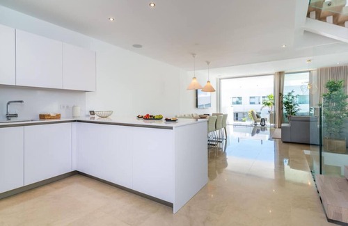 Marbella Cabaña | Ultra-Modern 4-BDRM Townhouse La Finca (est. 2020)