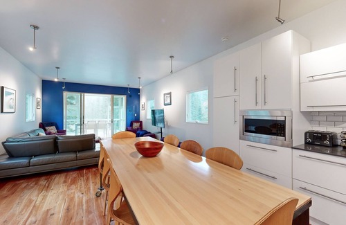 Taos Ski Valley Casa | Ultra-Modern Home | Sunroom with Big Views | Walk to Kachina Lift
