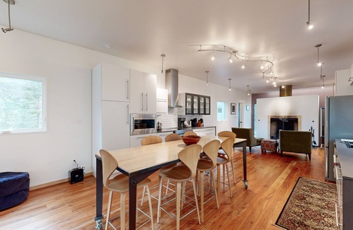 Taos Ski Valley Casa | Ultra-Modern Home | Sunroom with Big Views | Walk to Kachina Lift