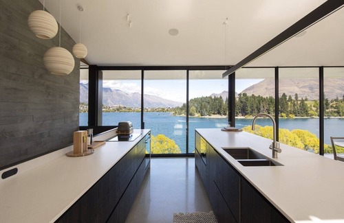 Queenstown Casa | Ultra Modern Lakefront Villa by MajorDomo - Flat walk to town centre