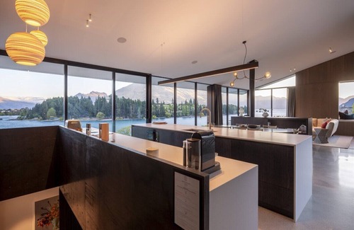 Queenstown Casa | Ultra Modern Lakefront Villa by MajorDomo - Flat walk to town centre