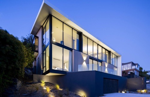 Queenstown Casa | Ultra Modern Lakefront Villa by MajorDomo - Flat walk to town centre