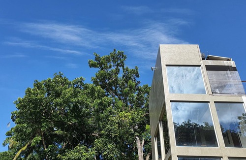 Gampaha Apartamento | Ultra Modern Luxury Room Located Surrounded by Lush Green Trees