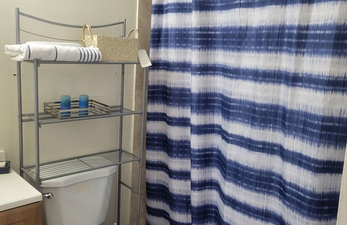 Flagami Casa | Un cuarto con AC, WiFi en Miami con mini refrigerador y cocina de gas.