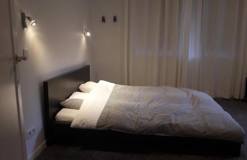Ukkel Cama Y Desayuno | Un grand jardin en ville. Chez Guy