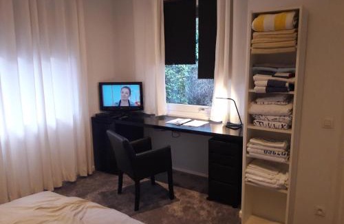 Ukkel Cama Y Desayuno | Un grand jardin en ville. Chez Guy