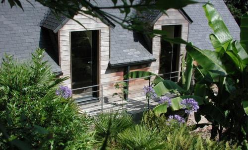 Locquenole Casa | Un Jardin en Pente Douce