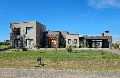 Carlos Keen Casa | Un refugio moderno y acogedor en Carlos Keen