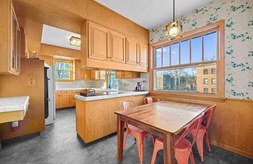 Des Moines Casa | Great For Groups! Ingersoll! Huge Fenced Yard! & More!