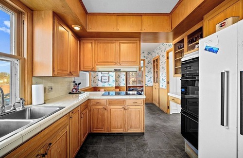 Des Moines Casa | Great For Groups! Ingersoll! Huge Fenced Yard! & More!