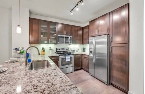 South Scottsdale Apartamento | Unbeatable Location, Pool, Gym and Biz Center