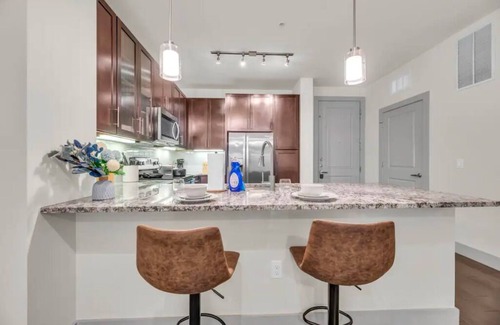 South Scottsdale Apartamento | Unbeatable Location, Pool, Gym and Biz Center