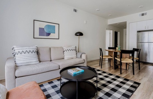 Hayward Apartamento | Unbelievable Hayward 2BR w/ Pool & Gym, near BART, by Blueground