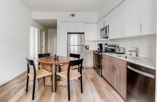 Hayward Apartamento | Unbelievable Hayward 2BR w/ Pool & Gym, near BART, by Blueground