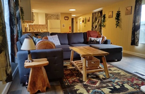 Scottsburg Casa | Uncle Nelson's Woodland Hideaway! Scottsburg, VA