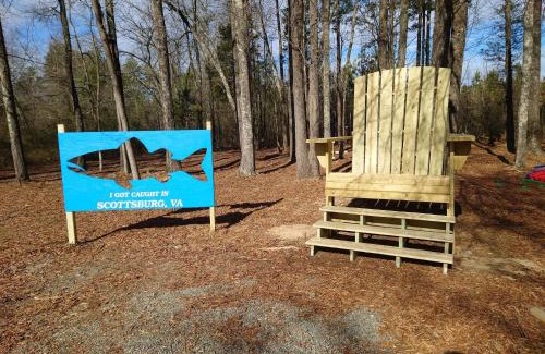 Scottsburg Casa | Uncle Nelson's Woodland Hideaway! Scottsburg, VA