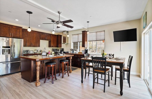 Temecula Casa | "Uncork and Unwind: Embrace Luxury in Wine Country."