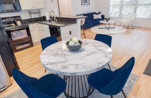 Old Fourth Ward Apartamento | Uncover ATL’s Vibes: Chic Getaway near Ponce & Krog Market, Ideal City Living!