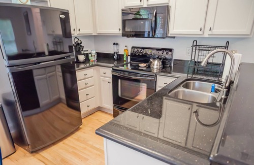 Old Fourth Ward Apartamento | Uncover ATL’s Vibes: Chic Getaway near Ponce & Krog Market, Ideal City Living!