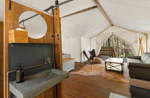 Coram Cabina | Under Canvas Glacier