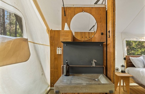 Coram Cabina | Under Canvas Glacier