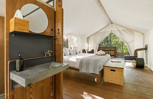 Coram Cabina | Under Canvas Glacier
