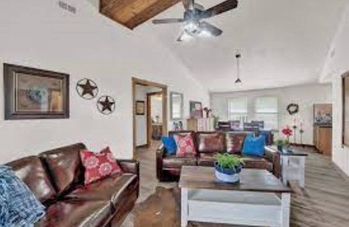 Center Point Cabina | Under New Management! THE PORCH CABIN @ Camp Verde Springs