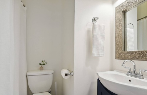 Garden District Casa | Under The Oaks 1 - NOLA 2BR/1BA
