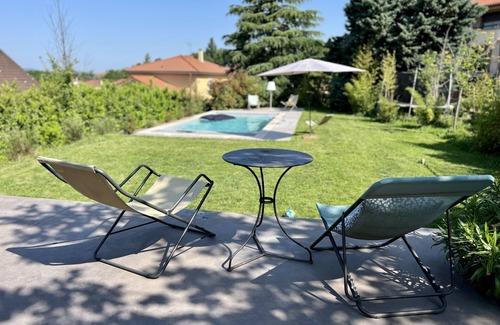 Francheville Le Bas Casa | Une Maison de Vacances en Ville ! Style Année 70 Avec Climatisation et Piscine