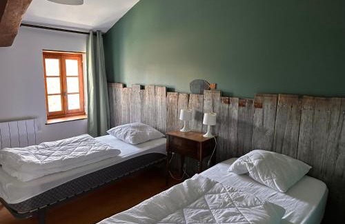 Arcais Casa | Une maraîchine en bord de conche avec barque sans linge de maison