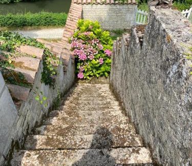 Arcais Casa | Une maraîchine en bord de conche avec barque sans linge de maison
