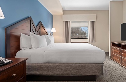 Tannersville Hotel | Unforgettable Getaway! 2 Units w/ Complimentary Breakfast, Indoor Activities!
