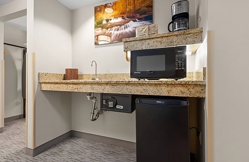 Tannersville Hotel | Unforgettable Getaway! 2 Units w/ Complimentary Breakfast, Indoor Activities!