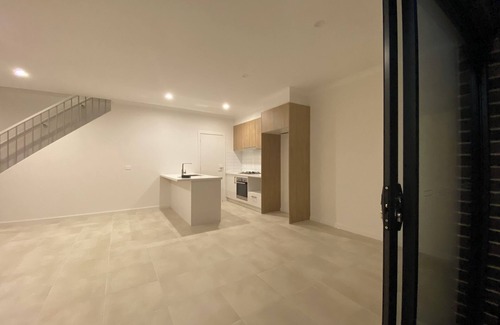 South Morang Casa | Unfurnished-2 Story 3 Bedroom House- 30min to Melbourne international Airport