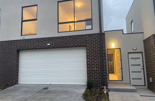 South Morang Casa | Unfurnished-2 Story 3 Bedroom House- 30min to Melbourne international Airport