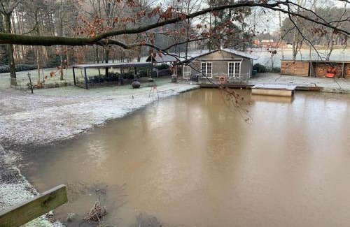 Gierle Chalet De Esquí | Unieke chalet aan het water