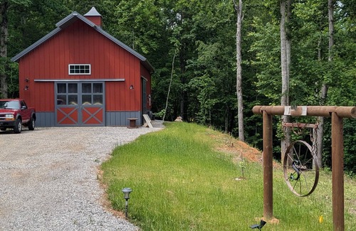 Loudon Casa | Unique One Bedroom Barndominium Retreat