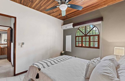 Tamarindo Cabaña | Unique and Newly updated villa with Cozy Outdoors