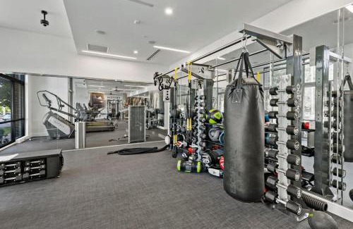 Cherry Apartamento | Unique 1BD - 5 Min DT, Gym, Parking, W-D - Sleeps 6