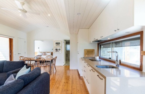 Barwon Heads Casa | Boathouse único de 2 dormitorios junto al río en el centro de Barwon Heads
