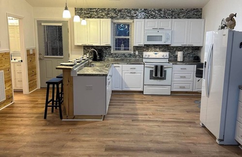 Colington Apartamento | Unique 2-bedroom upstairs unit, just 13 miles to Outer Banks. Close to shopping!