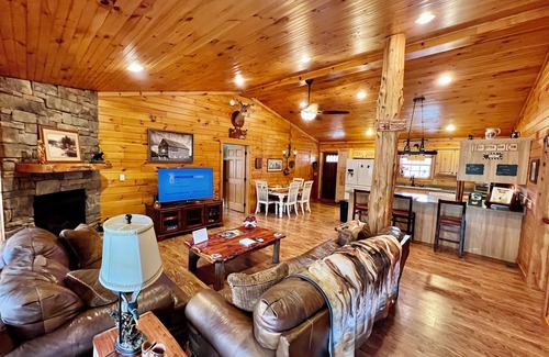 Spencer Cabina | Unique 3-Bed Cabin with fireplace and waterfall