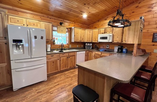 Spencer Cabina | Unique 3-Bed Cabin with fireplace and waterfall