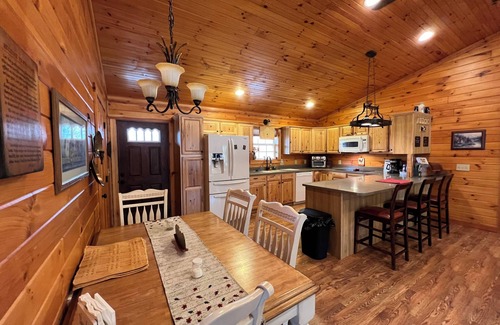 Spencer Cabina | Unique 3-Bed Cabin with fireplace and waterfall