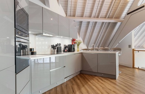 Valentines Apartamento | Unique 3BD Penthouse in Historic Church Conversion
