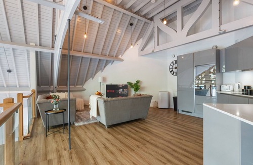 Valentines Apartamento | Unique 3BD Penthouse in Historic Church Conversion