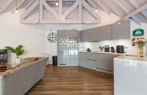 Valentines Apartamento | Unique 3BD Penthouse in Historic Church Conversion