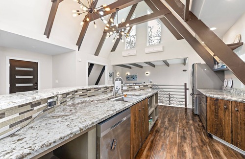 Independence Casa | Unique 4BR Into The Woods - Fire Pit